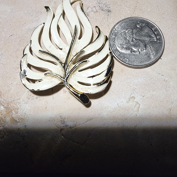 Vintage 1960 cream enamel gold fern brooch - Picture 6 of 10
